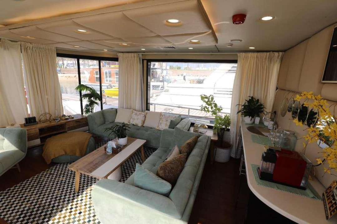 Botel Butinah Charters Yacht